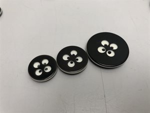 Resin knap - blank og i sort med 4 hvide huller, 28 mm